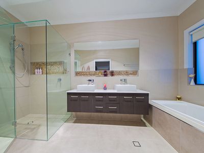 3 Lydia Pl, Wakerley