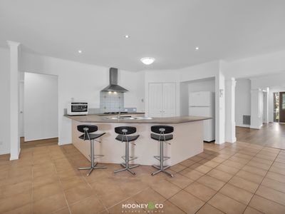 16 Huntingdale Close, Cranbourne