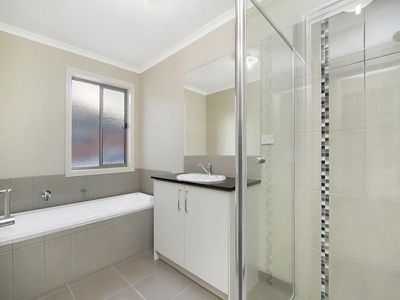 1 / 4 Rosemary Court, Golden Square