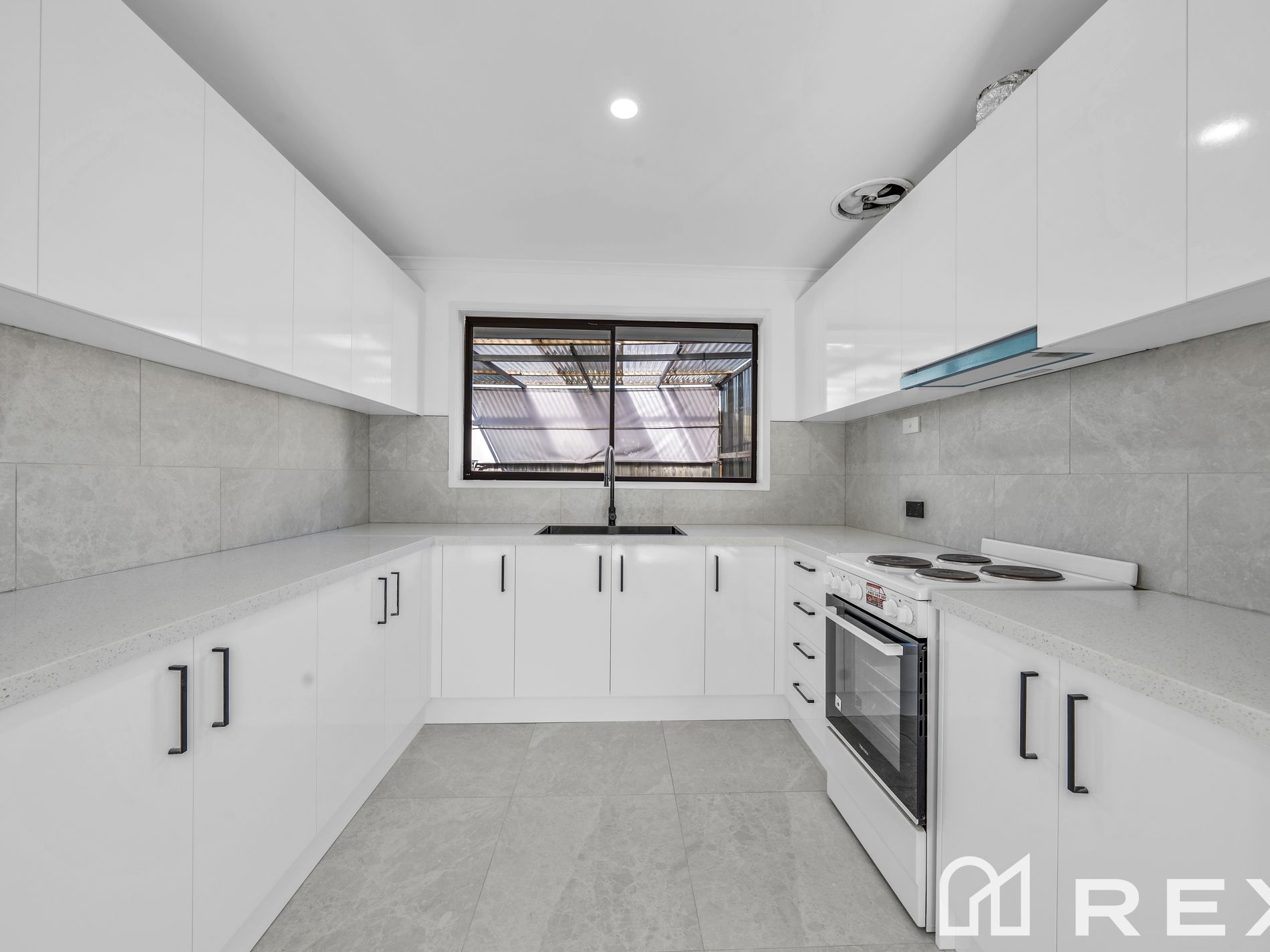 5 / 16 Heywood Crescent, Cranbourne North