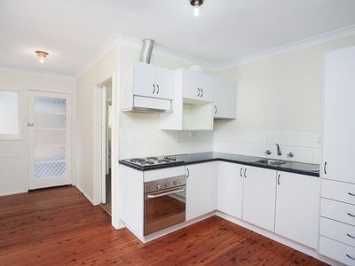 2 / 4 Banksia Avenue, Windang