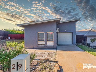 29 John James Loop, Macgregor