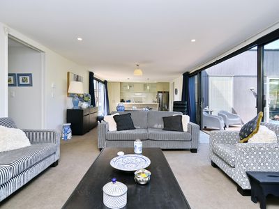 102 Hills Road, Edgeware