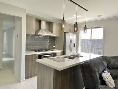 2 Drop Walk, Wyndham Vale