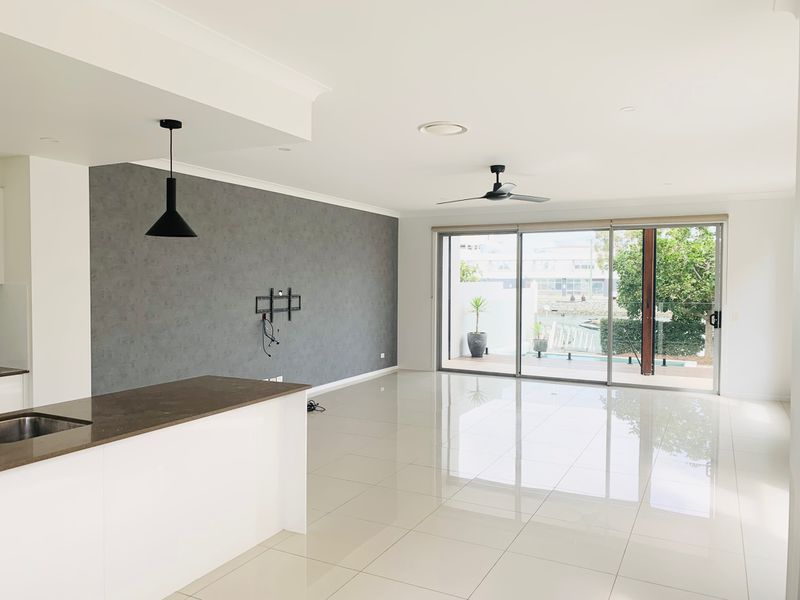 1 / 10 Vaggelas Crescent, Biggera Waters