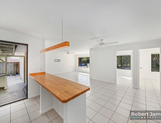 Bright and Breezy 3 Bed Home with Fruit image 2