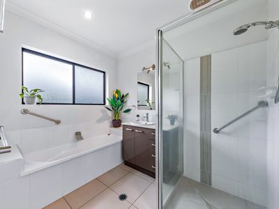 24 Endeavour Cct, Cannonvale