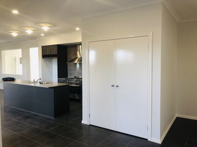 10 Amaretto Circuit, Manor Lakes