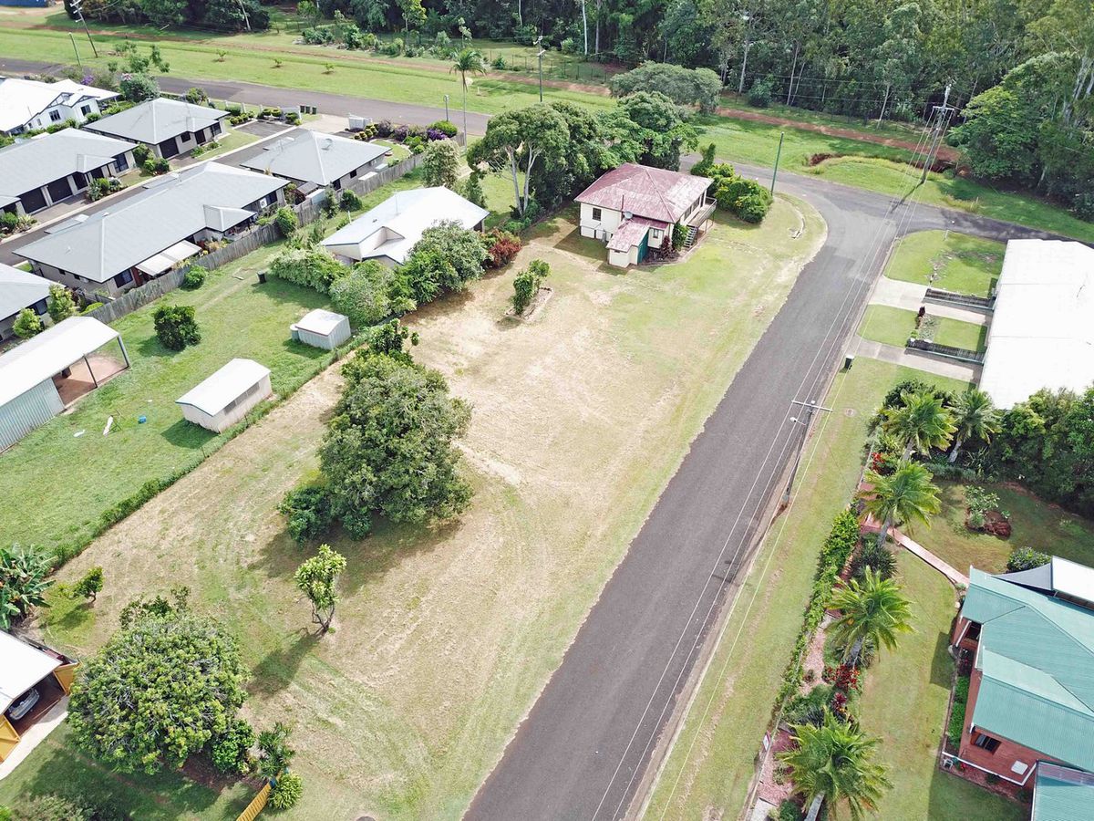 44 WEAVER STREET, Atherton