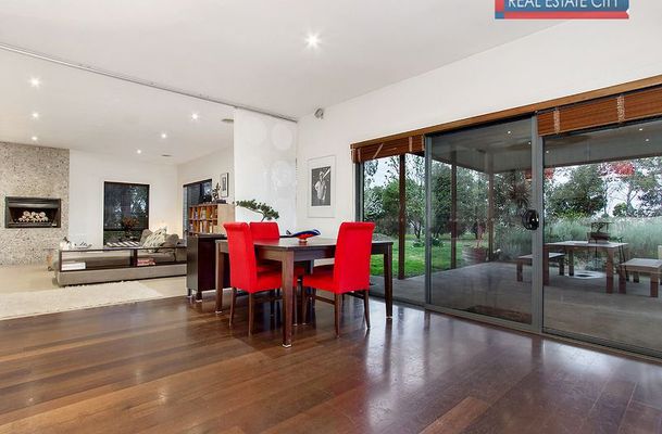 9 The Dress Circle, Oaklands Junction