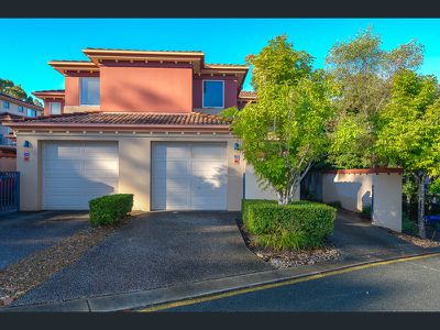 2 / 4 University Drive, Robina
