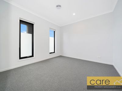 5 Vendeen Walk, Clyde North