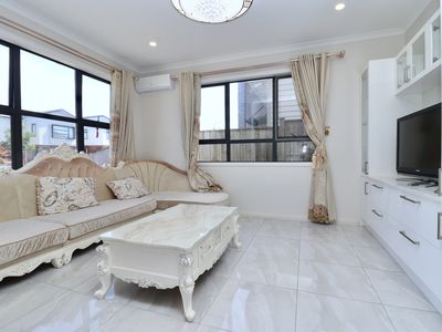 6 McQuoids Road, Flat Bush