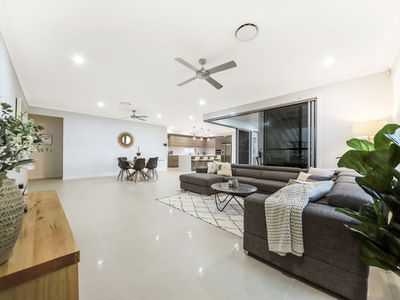 5 Commodore Place, Manly West
