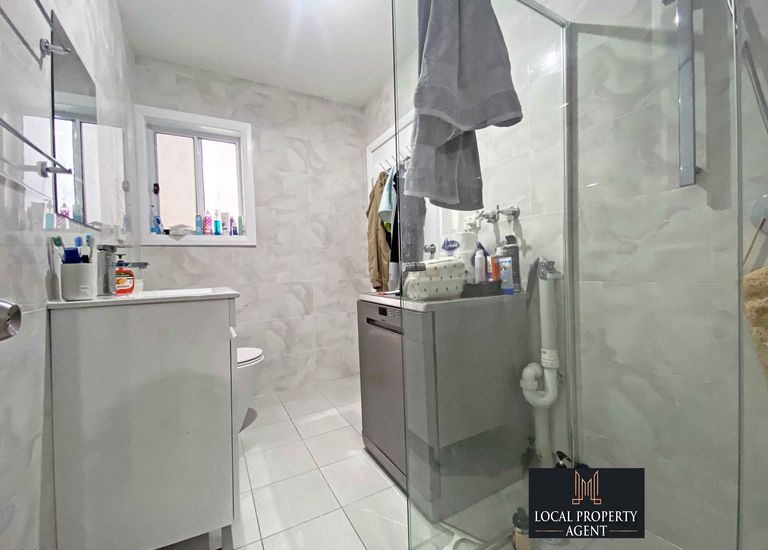 28B Monie Ave, East Hills