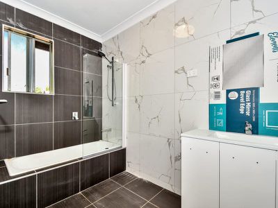2 Tiverton Court, Moulden