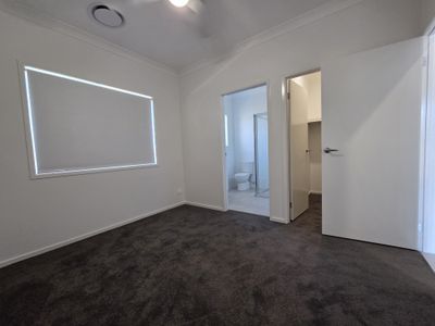 2/243 Settlers Boulevard, Chisholm