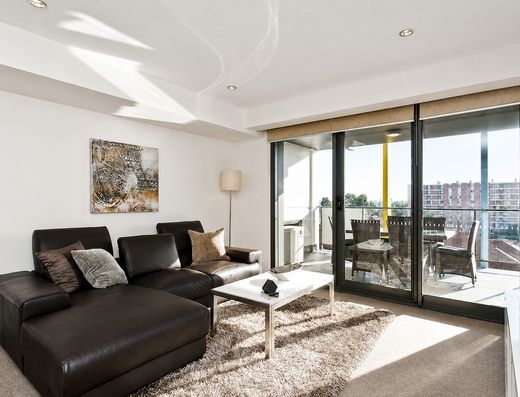 Resort-Style City Living with a North-Facing Outlook

