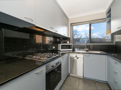 8 / 3 Garran Place, Garran
