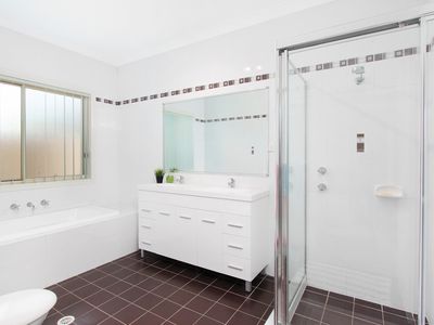 8 Brearley Avenue, Middleton Grange