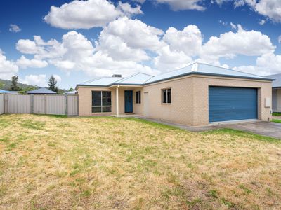 8 WATTLE WAY, Albury