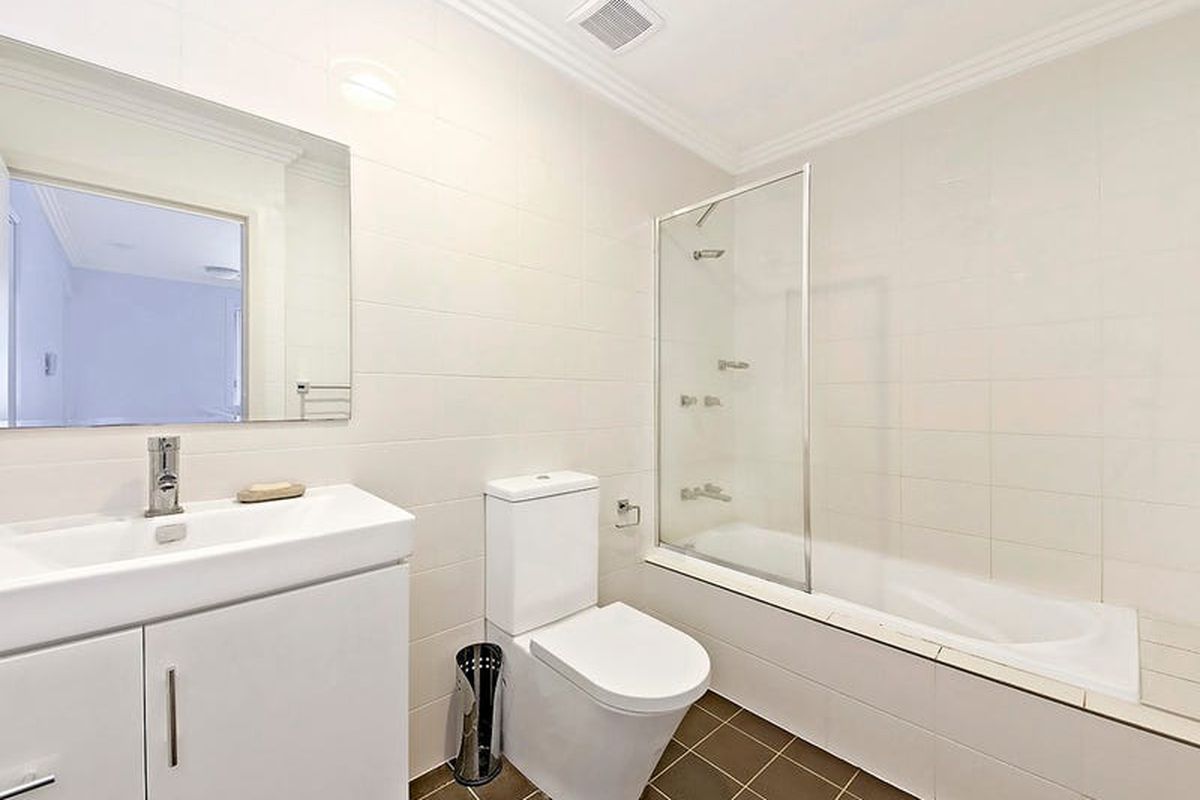 40 / 100  Kenyons , Merrylands
