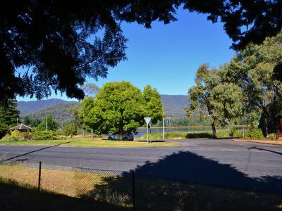 60 Lakeside Avenue , Mount Beauty