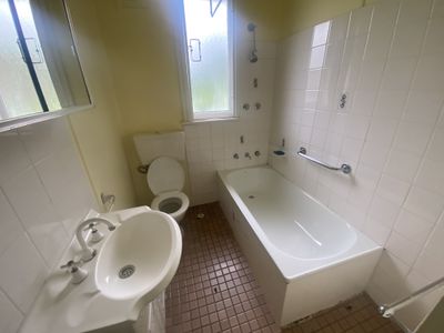 37 Aberdeen Road, Busby