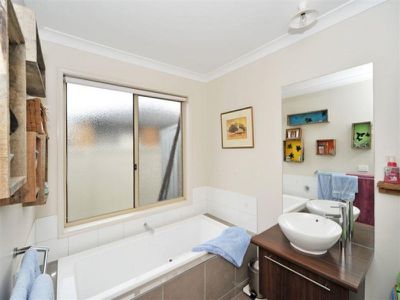 8 Crossley Avenue, Epsom