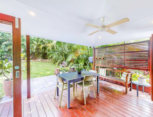 Renovated Queenslander - A Minute Walk to the Lake image 18