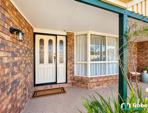 Spacious, Light-Filled Living in a Quiet Old Tewantin Cul-de-Sac image 2
