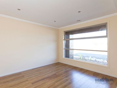 8 Herring Avenue, Cranbourne North