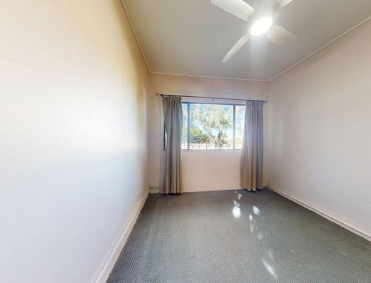 Walk to Tewantin Township - Six month lease image 10