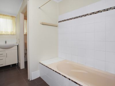 2 / 4 Banksia Avenue, Windang