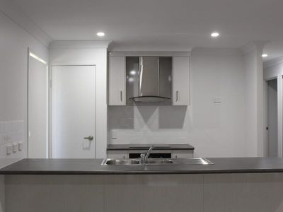 1 / 102 Bradman Way, Urangan