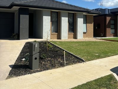 3 Pony Promenade, Seymour