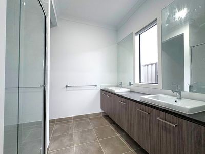 27 Kutjera Street, Manor Lakes