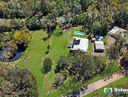 Enter Acreage Freedom with Exceptional Multi-Generational Versatility image 3