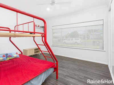 2 Deakin Street, Oak Flats