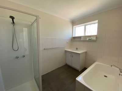 2 / 2 Maplehurst Avenue, Hoppers Crossing