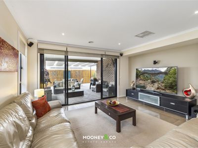 8 Dan Morgan Drive, Cranbourne East