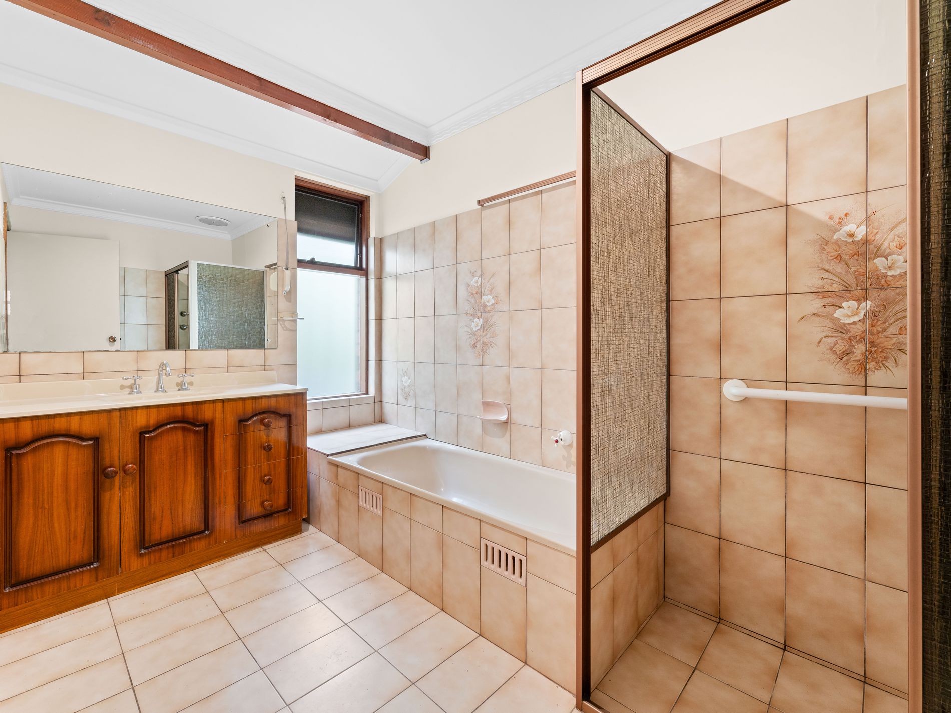 1077 Lower North East Road, Highbury