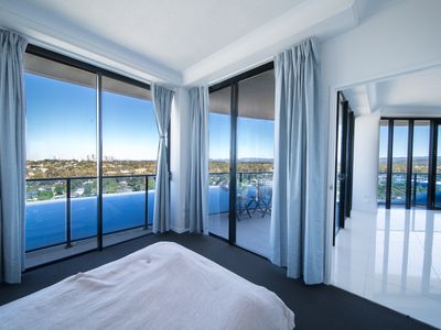 21006 / 5 Harbour Side Court, Biggera Waters