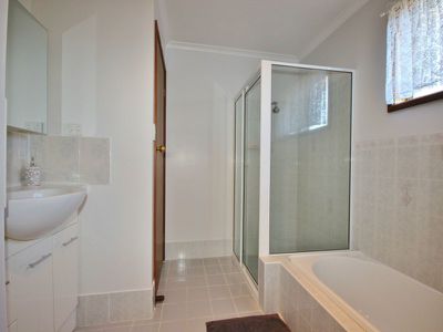 44 Lakeside Drive, Eden