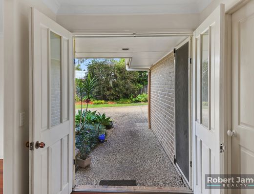 GENEROUS SIZE HOME - OPTIONS FOR DUAL LIVING image 9