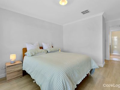4 Golden Way, Piara Waters