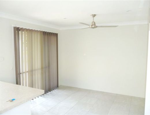 Centrally located Noosaville unit image 5