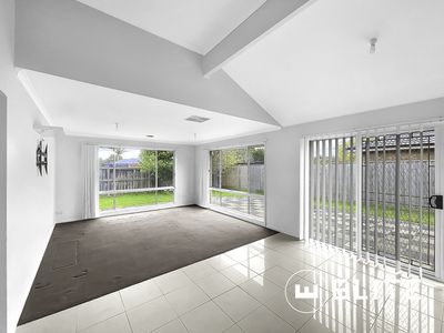 2 Greenfield Court, Cranbourne North