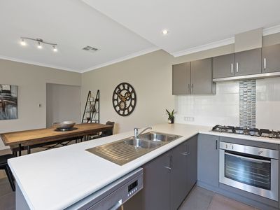 7 / 22 Whittaker Turn, Piara Waters