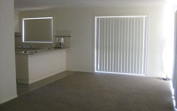 2 / 7 Syme Road, Pakenham
